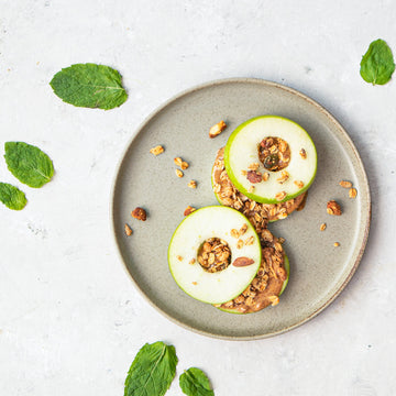 Appelsandwich met pindakaas en granola