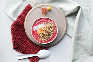 Ontbijten met een smoothie bowl: zo maak je ‘m extra lekker (én voedzaam)