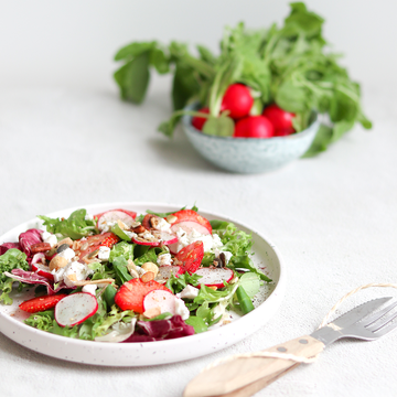 Frisse salade met aardbei, geitenkaas en granola