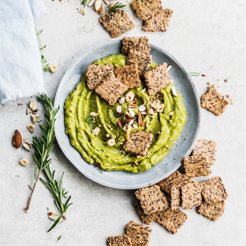 Frisse erwtendip met munt, avocado en XAVIES' crackers