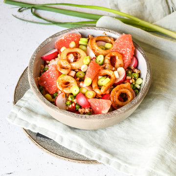 Groentecouscous met inktvisringen, pompelmoes en granola