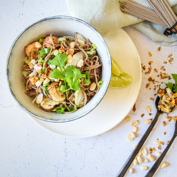 Wok met sobanoedels, kalfsgehakt, champignons en granola