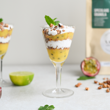 Yoghurt parfait met mango, passievrucht en XAVIES’ granola