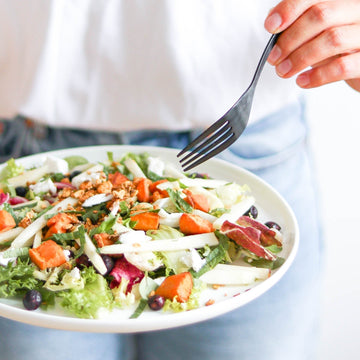 Salade met zoete aardappel, peer, geitenkaas en granola