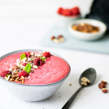 Smoothiebowl met frambozen, banaan en granola