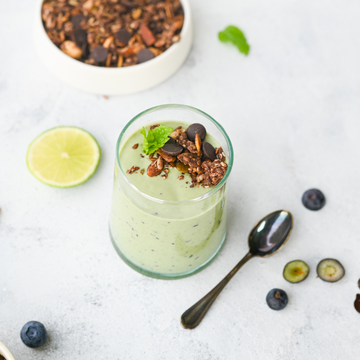 Groene smoothie met spinazie, avocado en XAVIES' Keto Chocolade Granola