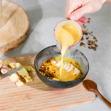 Kurkuma latte met XAVIES' Collageen Granola