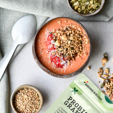 Mango-aardbei smoothie met XAVIES' Collageen Granola