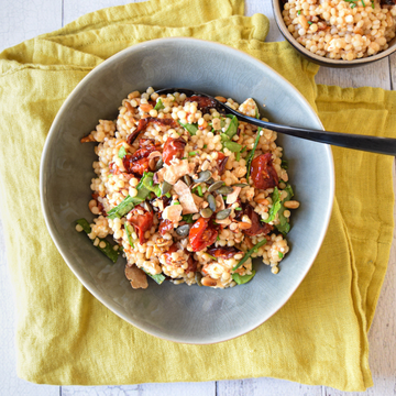 Parelcouscous salade met geroosterde tomaten en granola