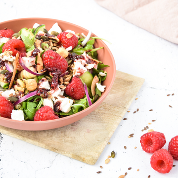 Zomerse pastasalade met frambozen, geitenkaas en granola