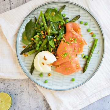 Gegrilde asperges met gerookte zalm en granola