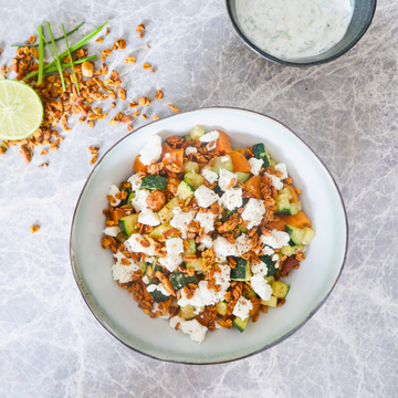 Zoete aardappelsalade met feta, courgette en granola