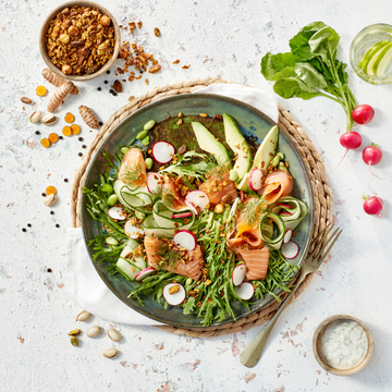 Frisse zalmsalade met avocado en granola