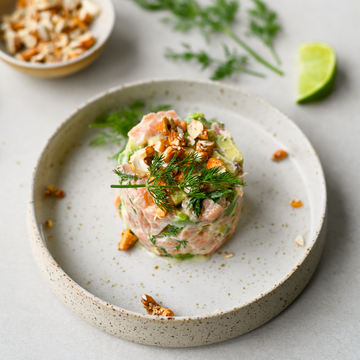 Frisse zalmtartaar met avocado en granola