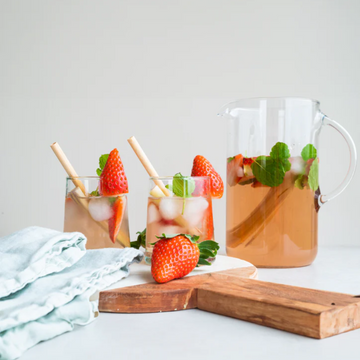 Ijsthee met aardbeien en verse munt