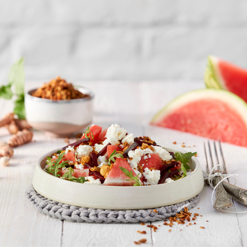 Salade met watermeloen, feta en granola