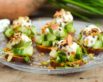 Zoete aardappel met frisse komkommersla en granola