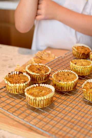 Bananenmuffins met granola en aardbei