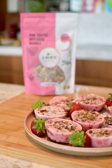 Frozen yoghurt bites met aardbei en granola