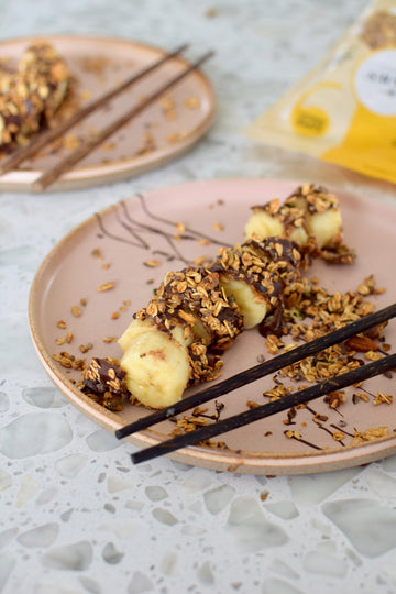 Banana sushi met granola