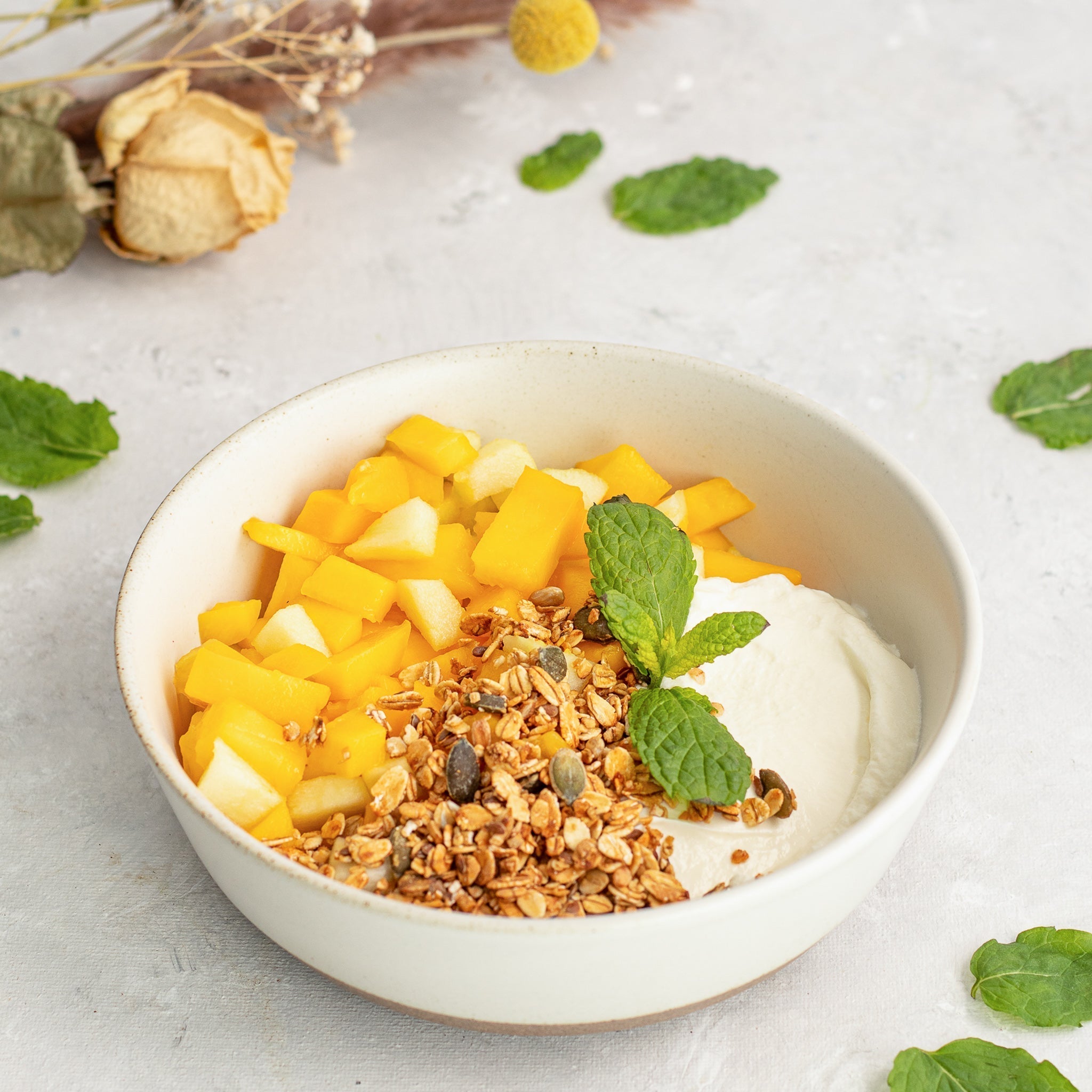 Ontbijtje met XAVIES' Pecan-Gember Granola en mango
