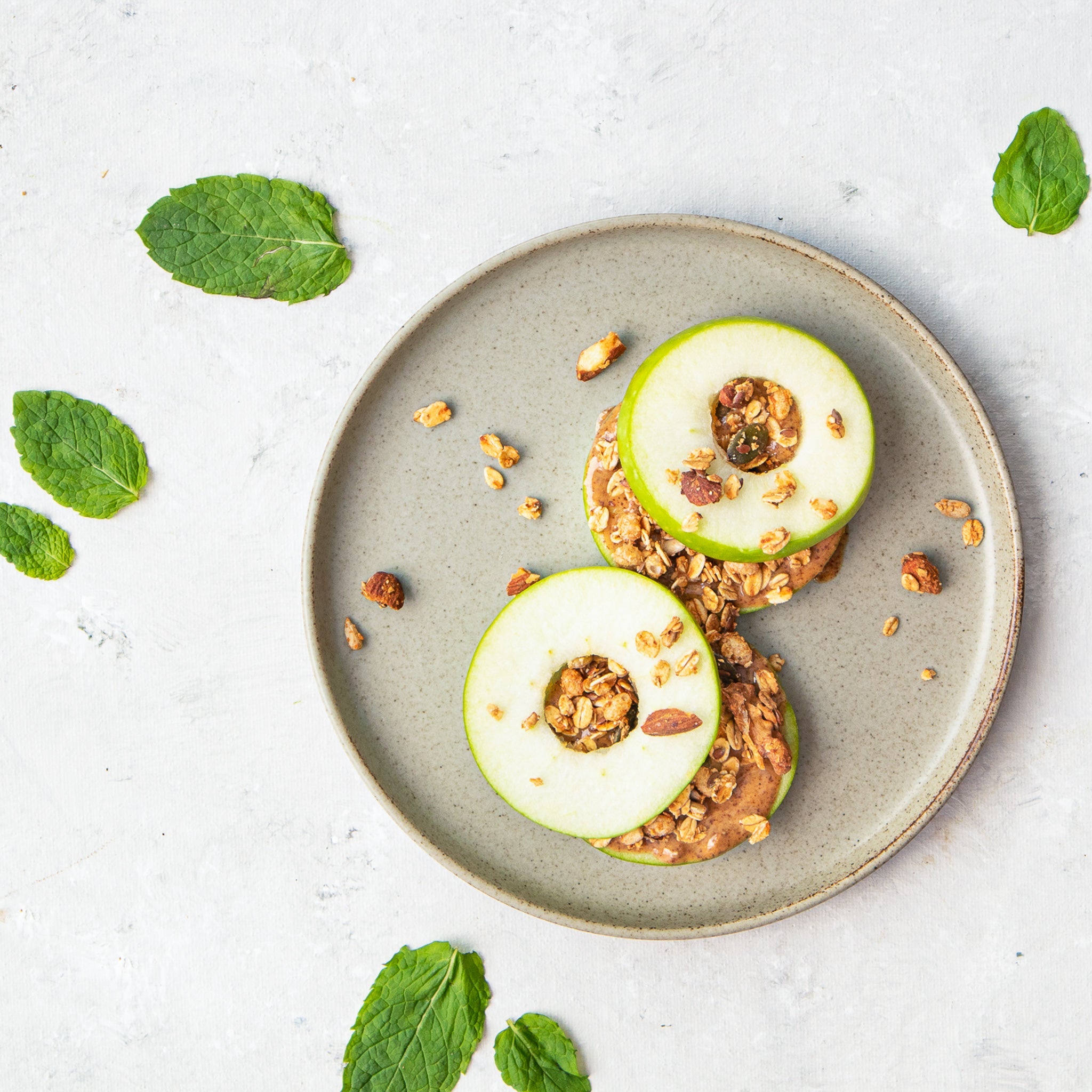 Appelsandwich met pindakaas en granola