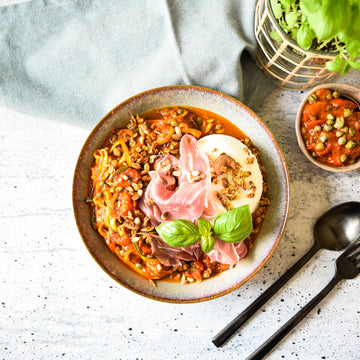 Courgetti met burrata, prosciutto en granola