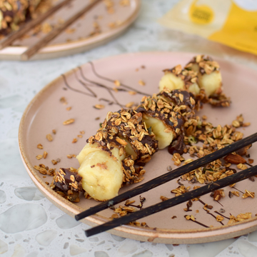 Banana sushi met granola