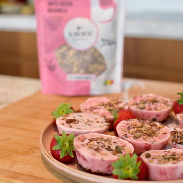 Frozen yoghurt bites met aardbei en granola