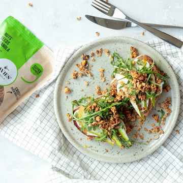 Toast met geitenkaas, peer & granola