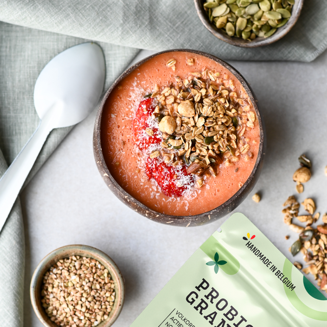 Mango-aardbei smoothie met XAVIES' Collageen Granola