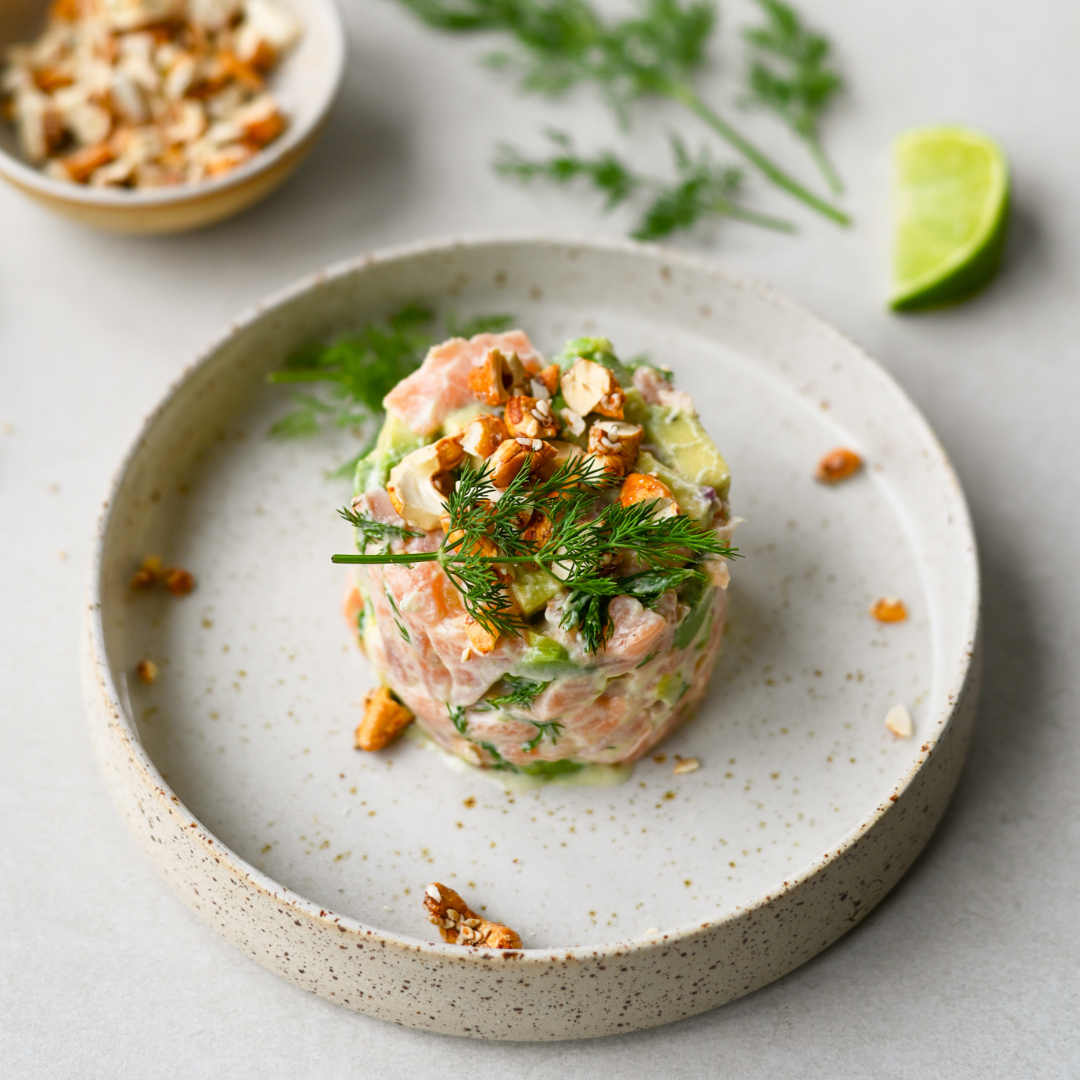 Frisse zalmtartaar met avocado en granola