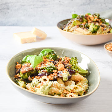 Penne met pesto, broccoli en champignons met granola