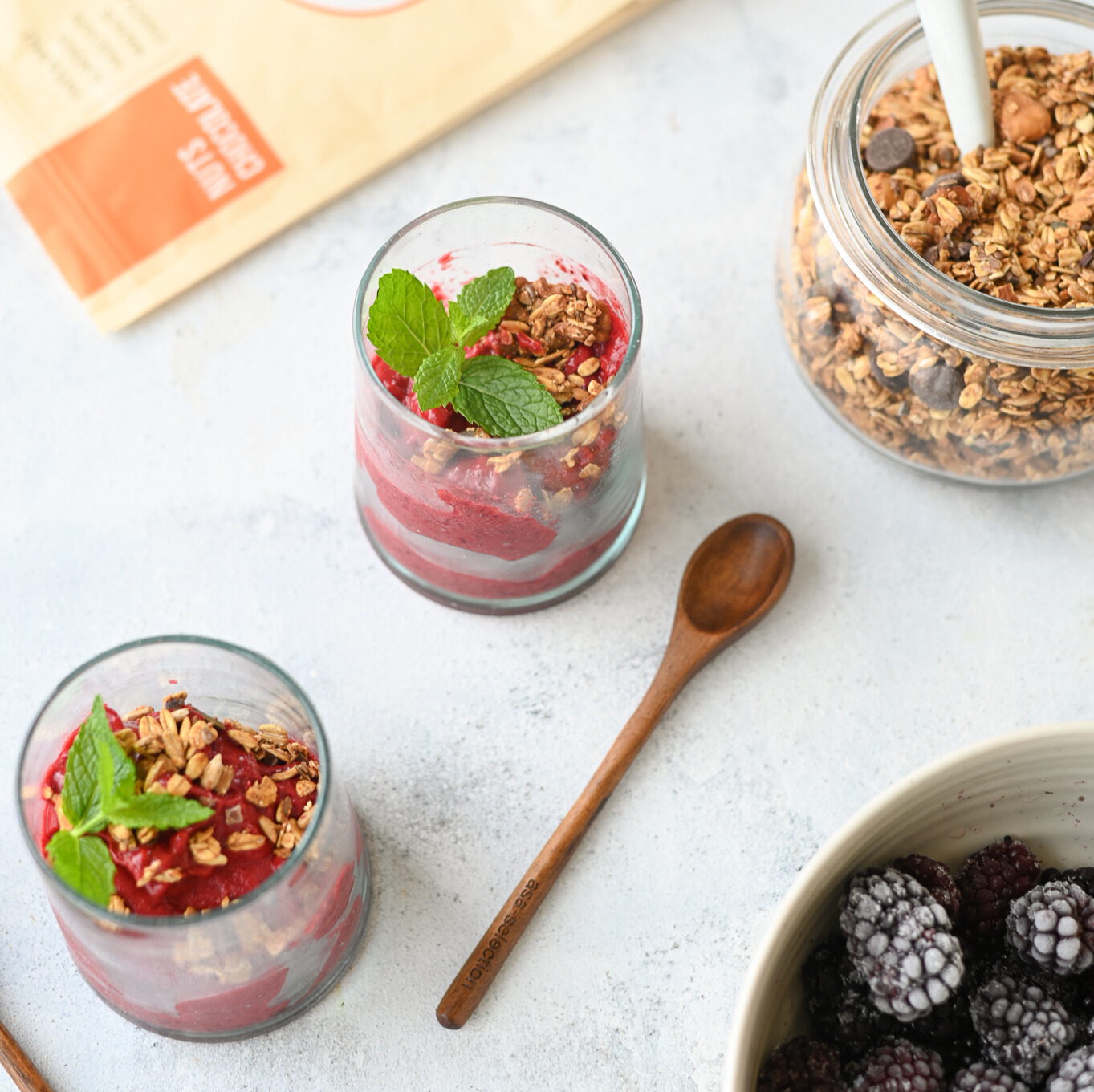 Frambozen nicecream met granola topping